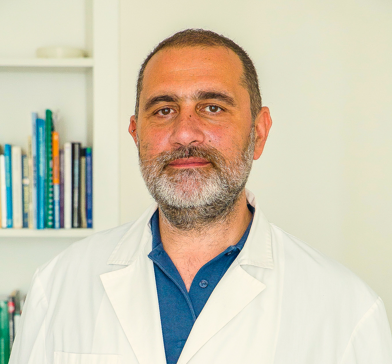 Roberto Monaco: professionista esperto di tecnica del Taping che applica il bendaggio neuromuscolare presso lo Studio Vircos di Roma San Giovanni