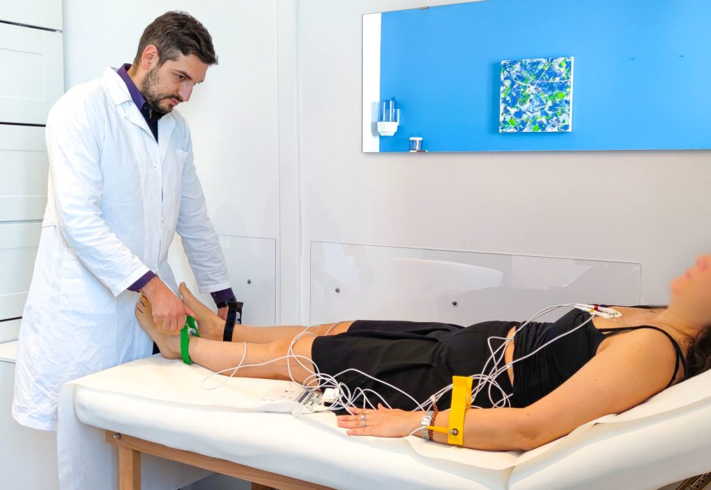 l Dottor Vignaroli, specialista in Cardiologia, sta eseguendo un elettrocardiogramma cuore, anche detto ecg, presso lo Studio Vircos a Roma San Giovanni.