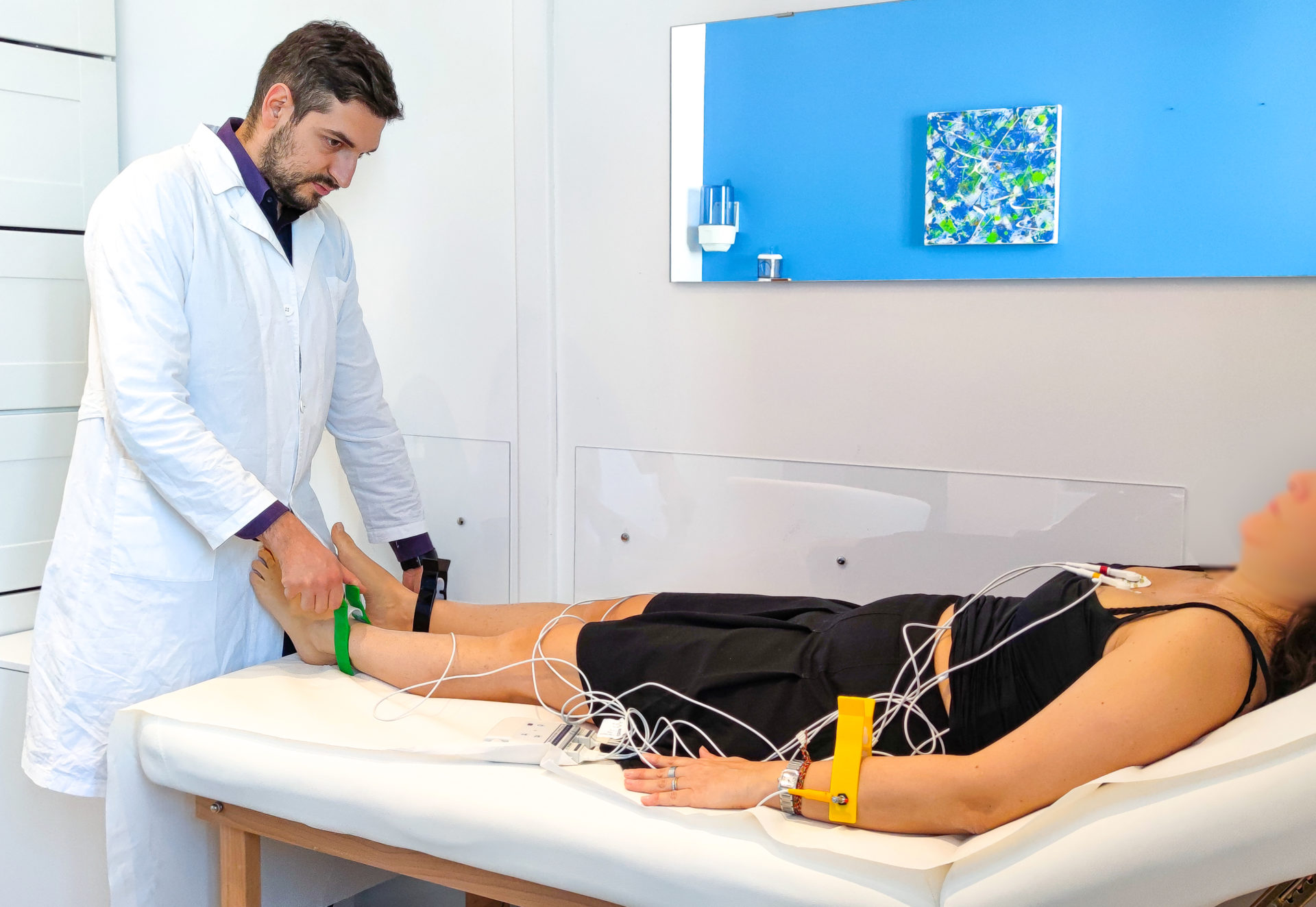 l Dottor Vignaroli, specialista in Cardiologia, sta eseguendo un elettrocardiogramma cuore, anche detto ecg,  presso lo Studio Vircos a Roma San Giovanni.