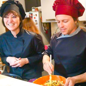 I Personal Cooking Trainer Galatolo e Bragaglia mentre cucinano a domicilio