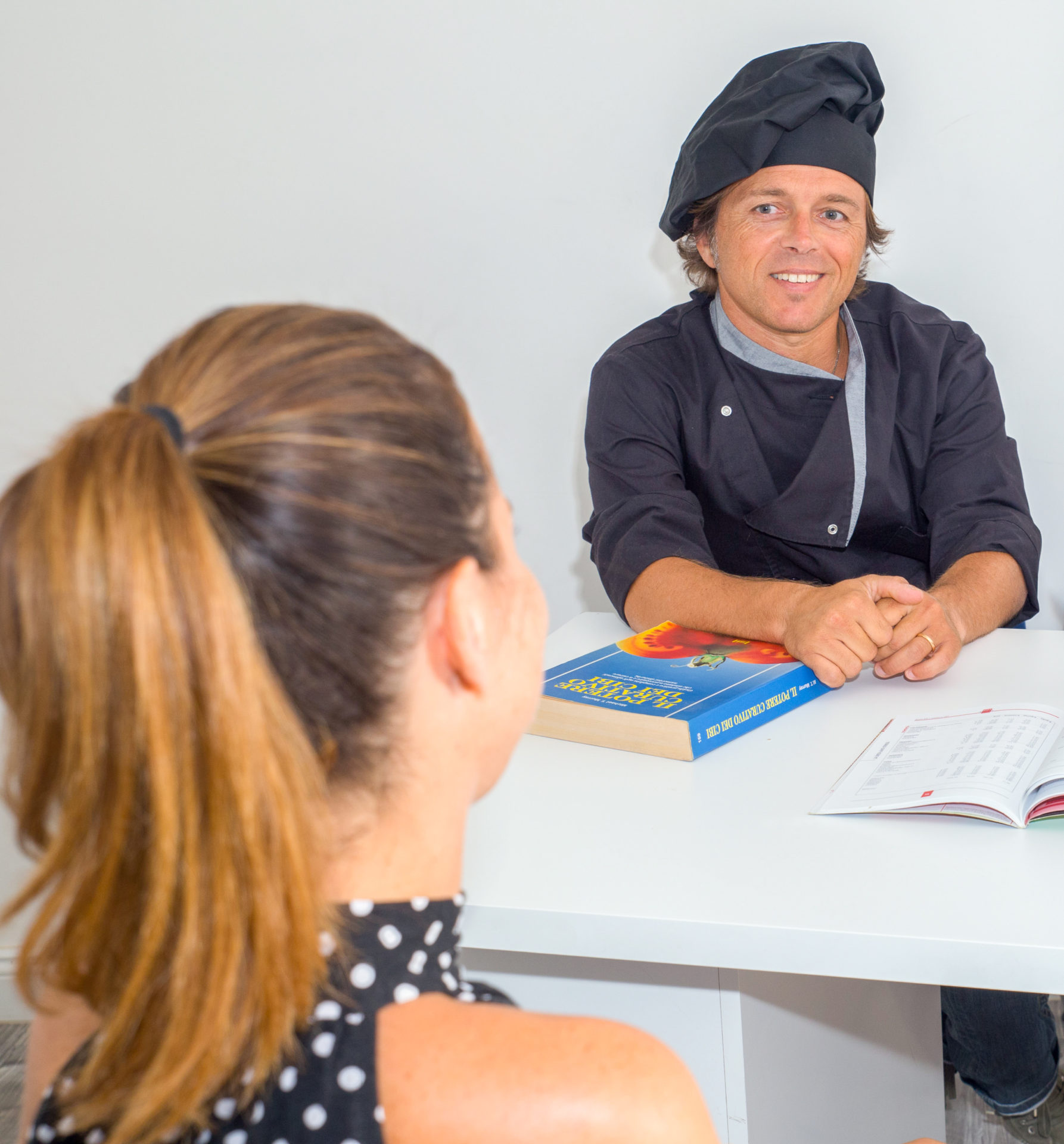 Viene eseguita un Corso di Cucina Sana dagli Chef esperti di Studio Vircos di Roma San Giovanni Daniele Galatolo e Cinzia Bragaglia.