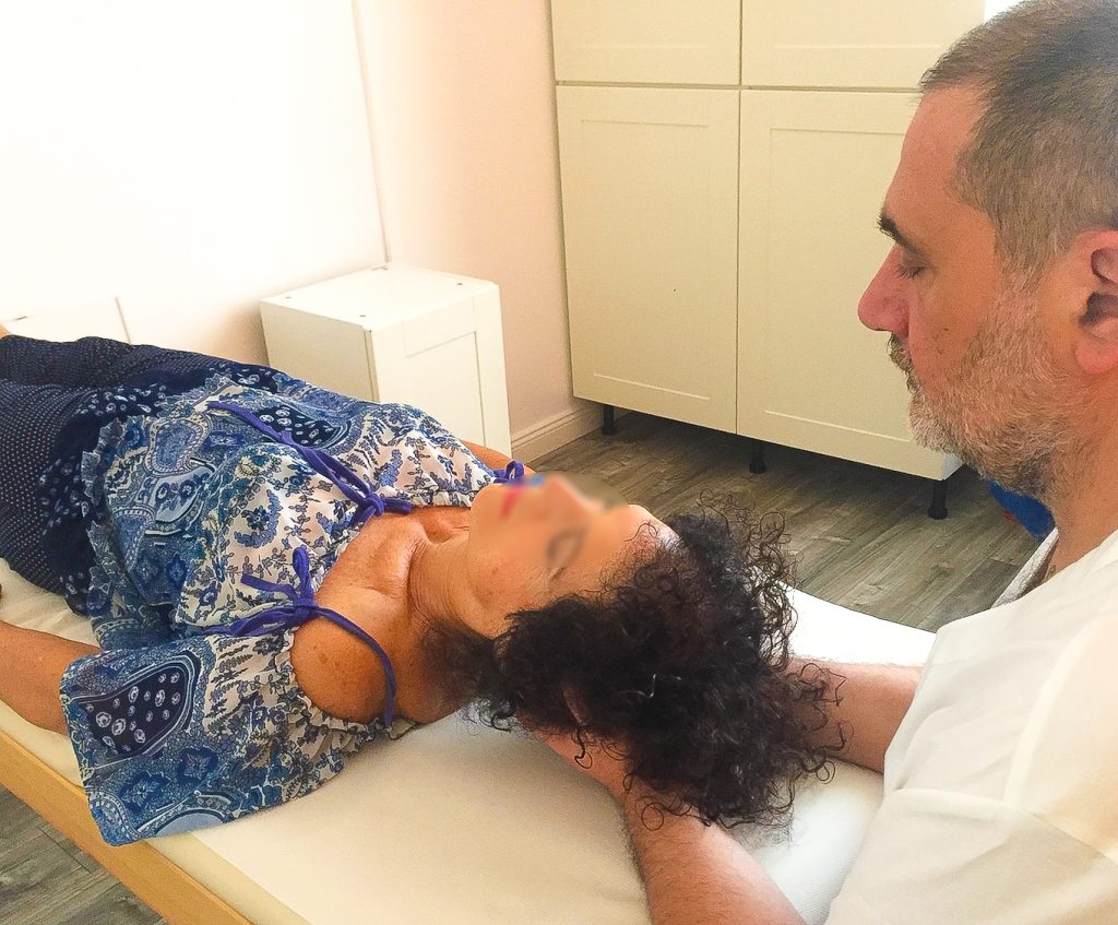 Viene eseguita una trattamento cranio sacrale presso Studio Vircos a Roma San Giovanni dal Dottor Roberto Monaco, Fisioterapista e operatore craniosacrale