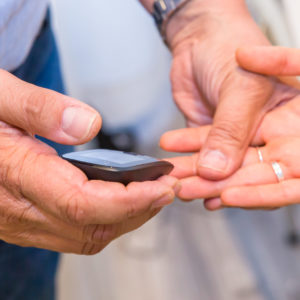 Il professor Strollo esegue una visita diabetologica 