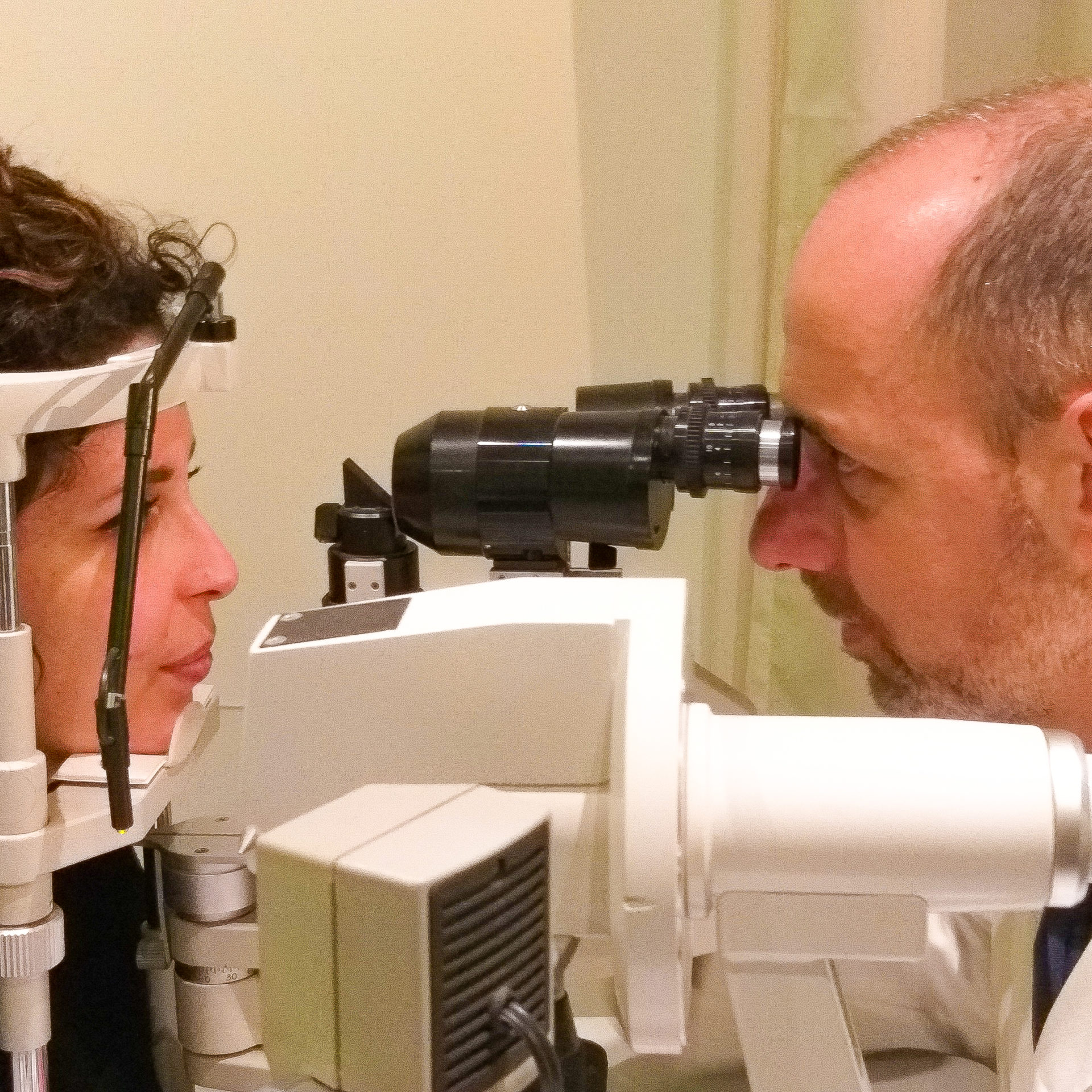 Lo specialista degli occhi esegue il controllo della vista