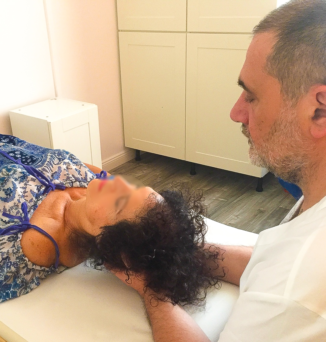 Il Fisioterapista Roberto Monaco effettua una seduta di Craniosacrale a Roma presso Studio Vircos