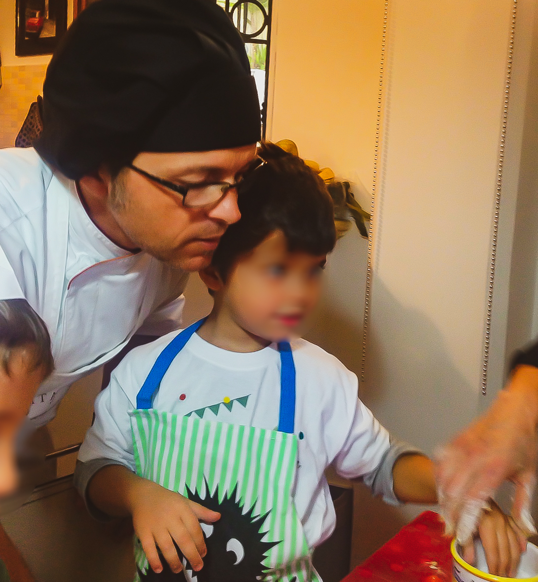 Daniele Galatolo mentre insegna a cucinare sano ad un piccolo partecipante dei nostri laboratori