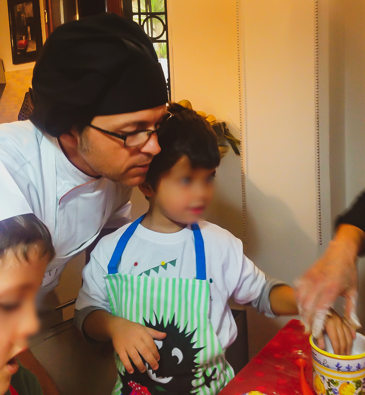 Lo Chef Galatolo in un laboratorio per Bambini organizzato attraverso lo Studio Vircos di Roma San Giovanni 
