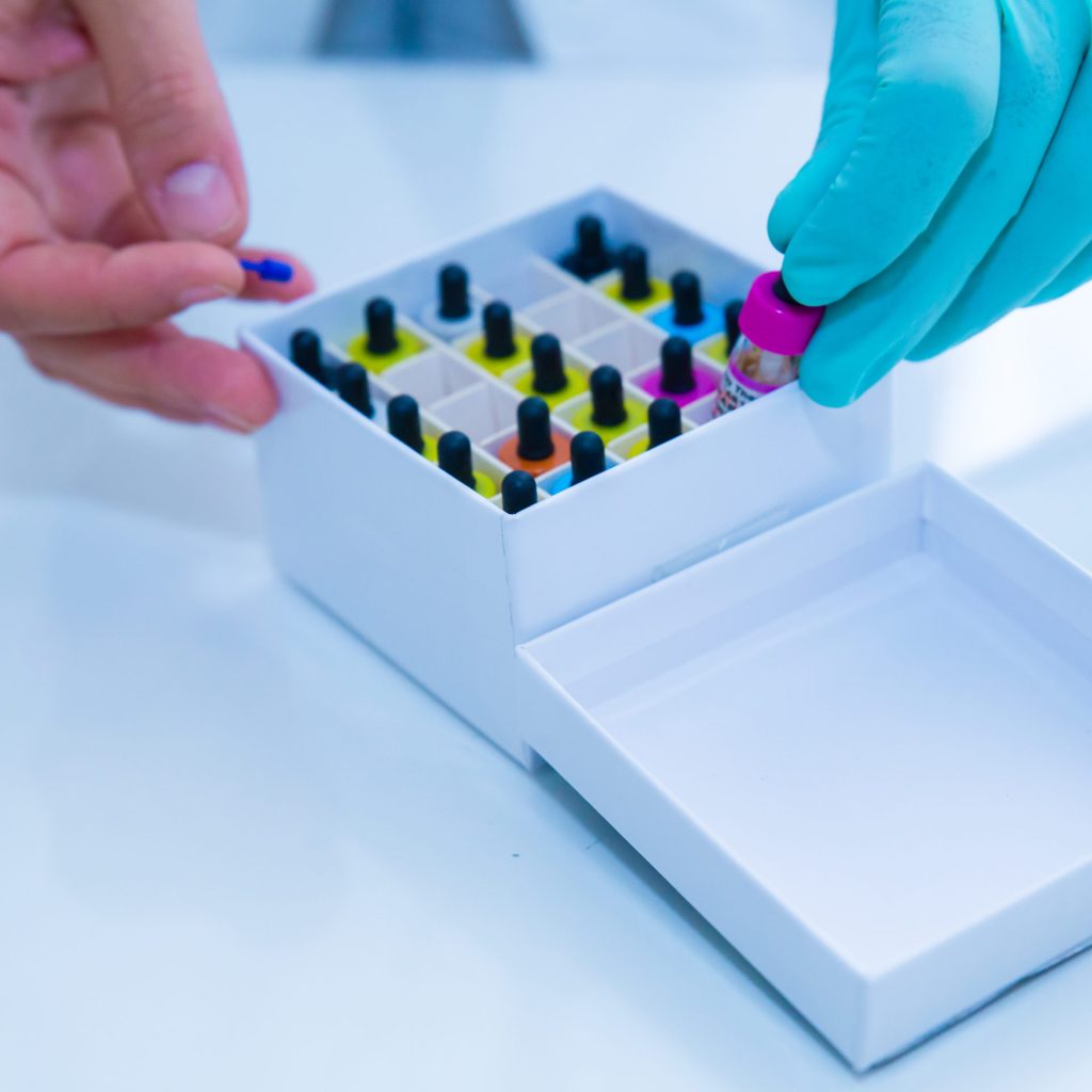 La Dottoressa Torri, Specialista Otorinolaringoiatra Roma, esegue le prove allergometriche per allergeni inalanti.