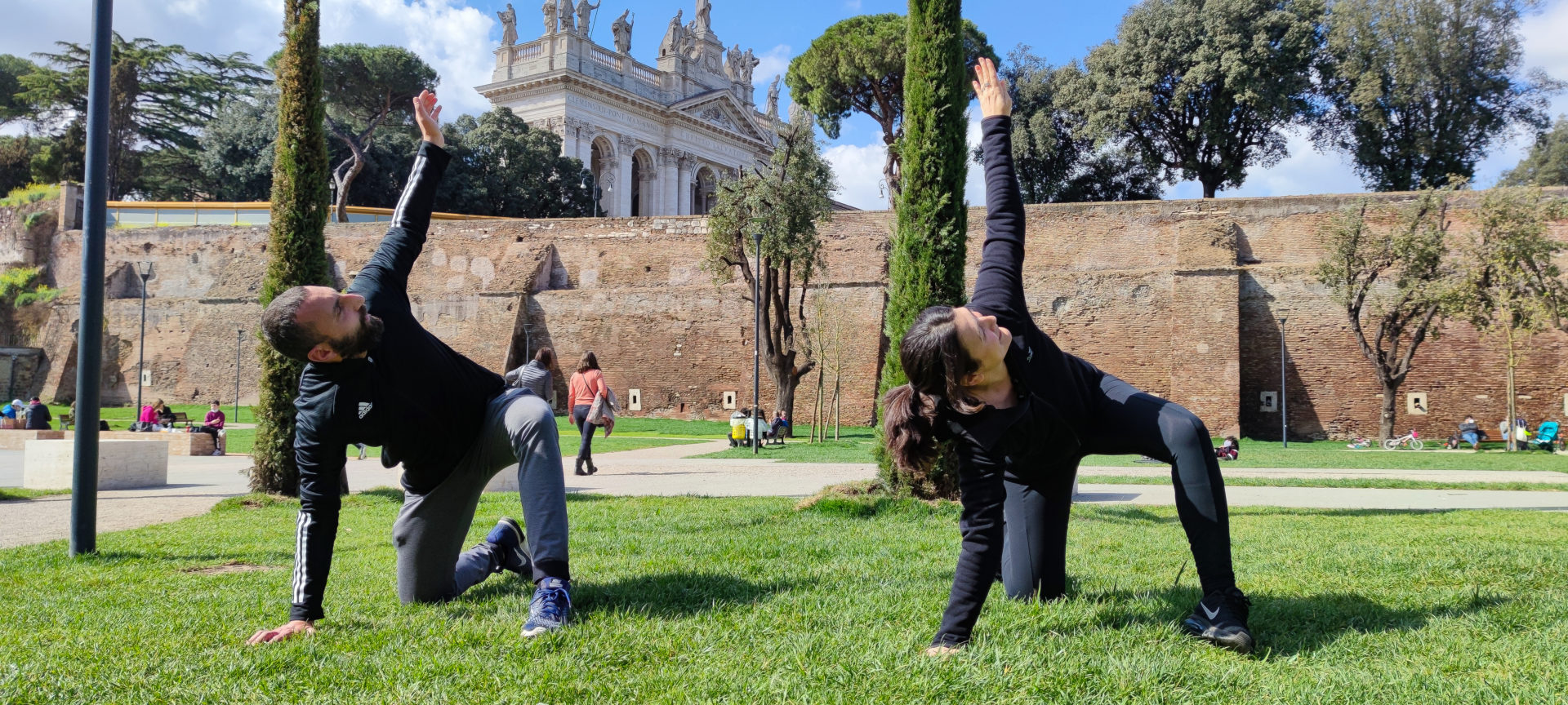 Viene eseguita u sa sessione di allenamento al parco dal Personal Trainer che collabora con lo Studio Vircos di Roma San Giovanni