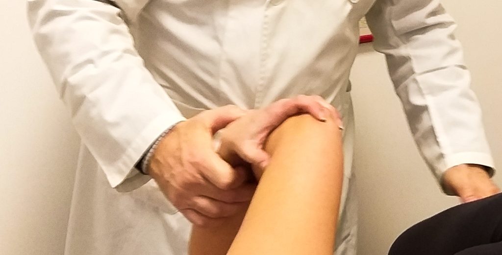 Viene eseguita una Visita Reumatologica dalla Dott.ssa Laurenti Specialista in Reumatologia presso Studio Vircos a Roma S. Giovanni