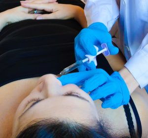 Il Medico del nostro Centro di Roma San Giovanni sta eseguendo una Biostimolazione Viso