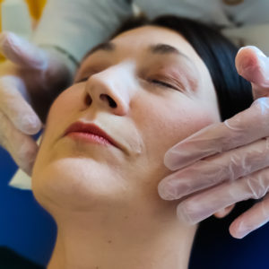 Un trattamento peeling eseguito da un medico esperto in medicina estetica 