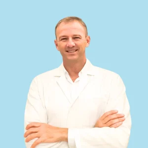 Il professor Filippo Di Lella è otorino a Roma presso lo Studio Vircos nel quartiere San Giovanni.