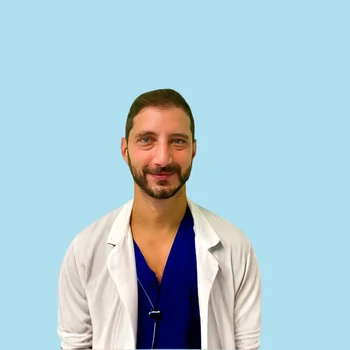 Dottor Simone Maria Tierno durante una visita di chirurgia bariatrica presso Studio Vircos a Roma San Giovanni