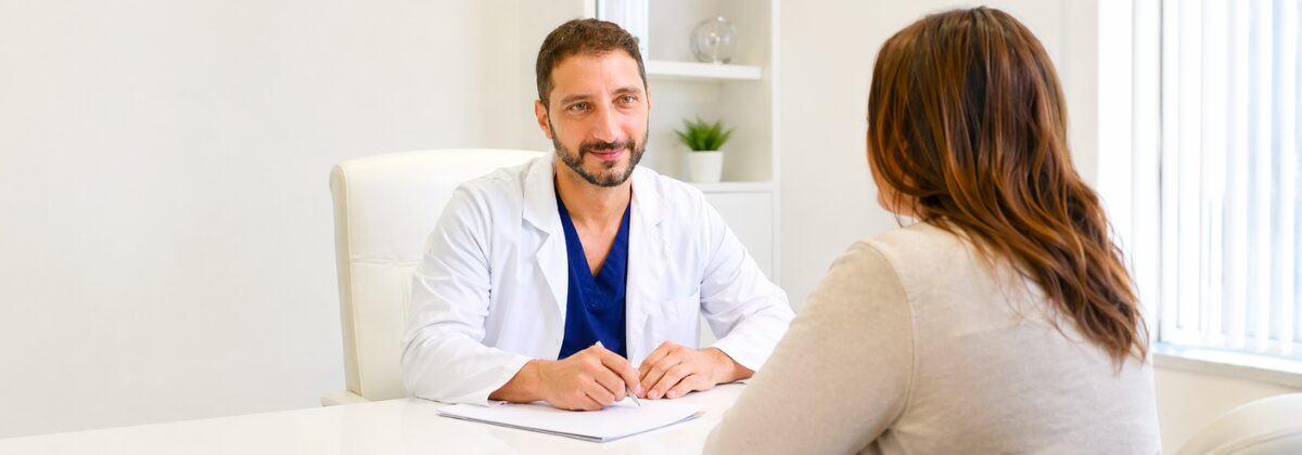 Specialista in consulto con una paziente durante una prima visita di chirurgia bariatrica a Roma San Giovanni presso Studio Vircos